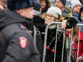 massive polizeipräsenz: machtapparat baut drohkulisse bei nawalny-beerdigung auf