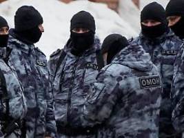 menge: putin ist ein mörder: polizei schlägt nach nawalnys beerdigung zu - viele festnahmen