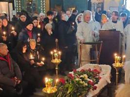 tausende menschen vor kirche: mutter von nawalny verabschiedet sich am offenen sarg