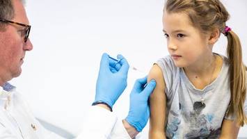 grippe-impfung für alle? das fordern jetzt die kinderärzte