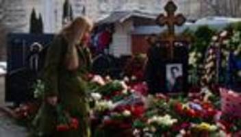 russland: menschen trauern weiter an nawalnys grab in moskau