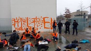 aktivisten beschmieren fassade von kanzleramt mit farbe