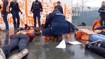 polizist kniet vor kanzleramt auf junger klima-demonstrantin