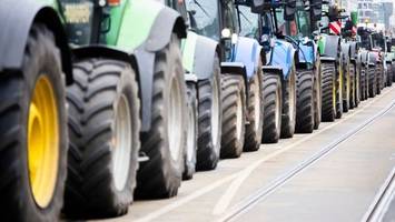 Bauernproteste: Traktorkorso fährt durch Berlin