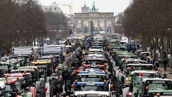 traktor-korso: erneute bauern-proteste – gülle auf straße