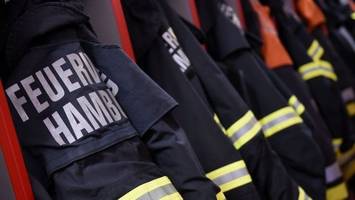 Feuerwehr birgt Wasserleiche im Zollkanal in Hamburg