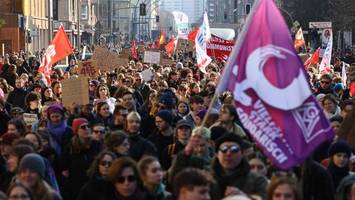 „macker wegboxen“: tausende demonstrieren am frauentag