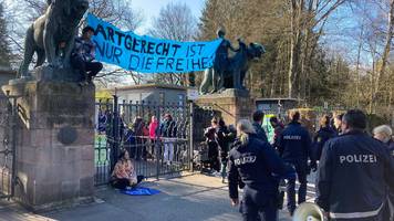 aktivisten blockieren eingang des nürnberger tiergartens