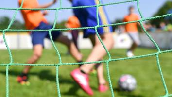 Vorfall in Witten - Drei Erwachsene verprügeln Fußballer (14) nach Streit bei Jugendspiel