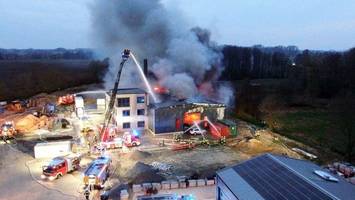 hoher schaden bei brand in gewerbehalle in alfhausen