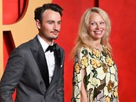 Gemeinsamer Auftritt bei Oscars: Pamela Anderson bleibt sich trotz Kritik vom Sohn treu