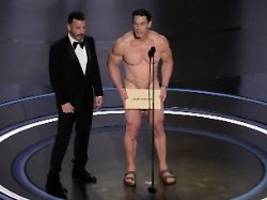 Kostüme sind wichtig: John Cena zieht auf der Oscar-Bühne blank