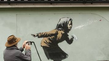Banksy: Warum er womöglich seine Identität enthüllen muss