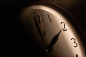 zeitumstellung in der nachtschicht: darf man eine stunde weniger arbeiten?