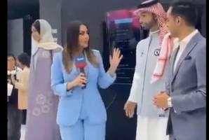 Zwischenfall bei Live-Interview - Hand an ihrem Hintern: KI-Roboter „Mohammed“ berührt Reporterin unsittlich
