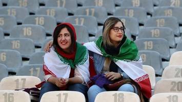 frau erstmals in schiedsrichter-team bei spiel im iran