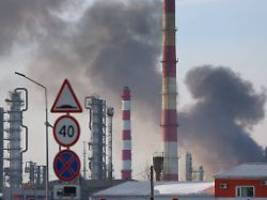 Ölraffinerie in brand gesetzt: ukraine überzieht russland mit drohnenattacken
