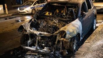 Vier Mietautos stehen nachts in Kreuzberg in Flammen