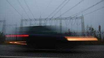 auto fährt vorderem wagen im nebel auf: ein schwerverletzter