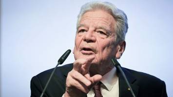 gauck: demokratie in krisenzeiten verteidigen