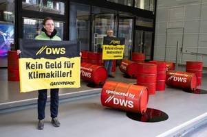 greenpeace protestiert gegen deutsche-bank-fondstochter dws