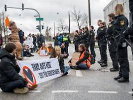 polizei schreitet ein: letzte generation blockiert straßen ohne kleber