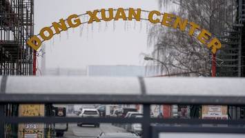 Kampf mit Macheten: Streit im „Dong Xuan Center“ eskaliert
