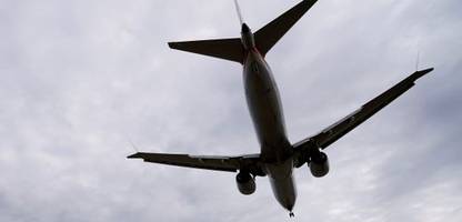 boeing: united-airlines-maschine landet mit loch in der außenverkleidung