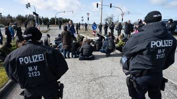 Letzte Generation demonstriert auf Rügen gegen LNG-Terminal