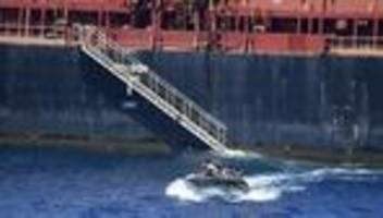 arabisches meer: indien befreit von piraten gekapertes frachtschiff
