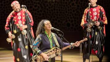 eine musikalische zeremonienmeisterin aus marokko