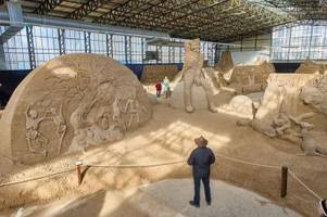 sandskulpturenfestival in travemünde zeigt legenden in sand