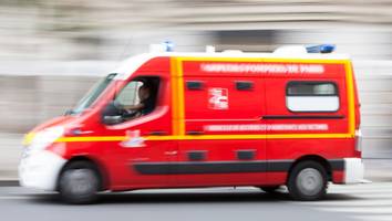 Dreister Angriff - Autofahrer prügelt auf Sanitäter ein, weil Krankenwagen zu langsam fährt