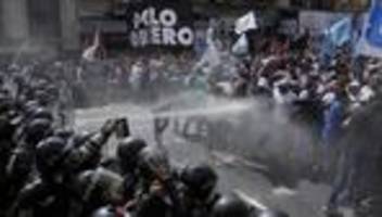argentinien: polizei setzt wasserwerfer und tränengas bei protesten gegen milei ein