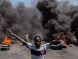 blutiges chaos in haiti: kriminelle banden fordern platz am politikertisch