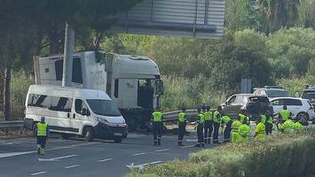 Lkw überrollt sechs Menschen in Spanien