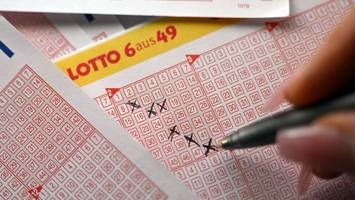 Lottospielerin wirft Schein mit Gewinn weg, gewinnt trotzdem
