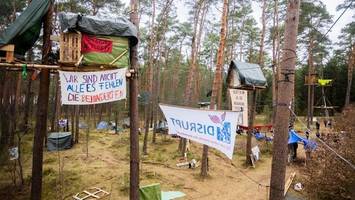 baumhäuser im protestcamp gegen tesla dürfen bleiben