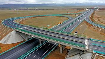 von peking bis Ürümqi - china stellt längste autobahn der welt fertig
