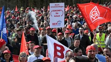 bosch-beschäftigte protestieren gegen stellenabbau