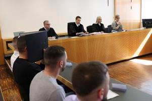 Nach Böllerwurf bei FCA-Spiel: Prozess gegen vier Männer ausgesetzt