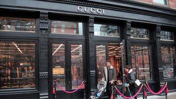 Schwacher Konsum - Gucci-Eigner schlägt Alarm: Nach Umsatzwarnung kracht Aktie in den Keller