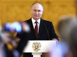 Wirtschaft und Menschen leiden: Putin reklamiert Rückhalt für seinen Kurs für sich