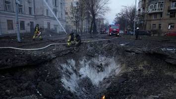 massiver raketenangriff fordert zwölf verletzte in kiew
