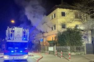 Augsburger Feuerwehr rückt zu Zimmerbrand in der Langenmantelstraße aus
