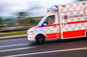 Unfall von Krankenfahrdienstwagen und Lkw: Zwei Verletzte