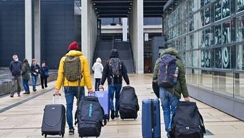koffer-frust am flughafen ber: warum passagiere lange warten