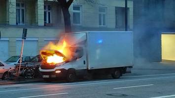 Brennender LKW auf beliebter Straße – Polizei lenkt Verkehr