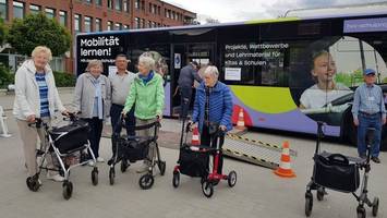 Deutschland-Ticket: Norderstedter Senioren fordern Rabatt
