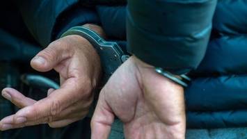 Per Haftbefehl gesuchter Mann überholt Streife: Festnahme